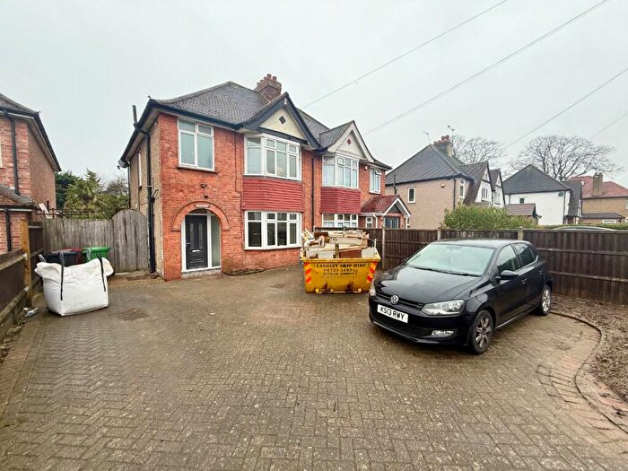 3 Bedroom Semi Detached House To Rent In Langley Road, Slough. ., SL3