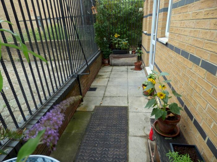 2 Bedroom Flat To Rent In Azure House, Buckfast Street, Shoreditch, E2