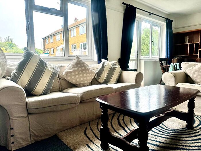 3 Bedroom Flat To Rent In Whitehall Close, Canterbury, CT2