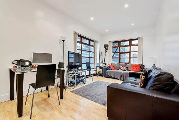 3 Bedroom Flat To Rent In Riga Mews, - Commercial Road, London, E1