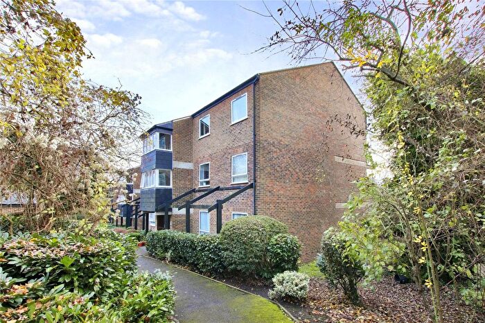 2 Bedroom Flat For Sale In Lance Croft, New Ash Green, DA3