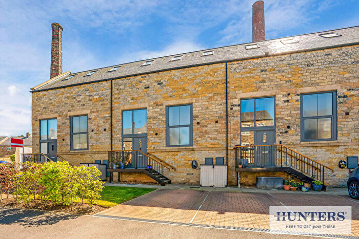 2 Bedroom Town House For Sale In Dyehouse Walk, Yeadon, Leeds, LS19