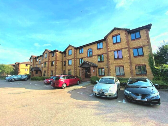2 Bedroom Apartment To Rent In Kinnaird Close, Burnham, SL1