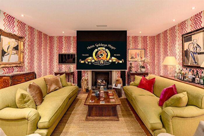 3 Bedroom Mews To Rent In Codrington Mews, Notting Hill, London, W11