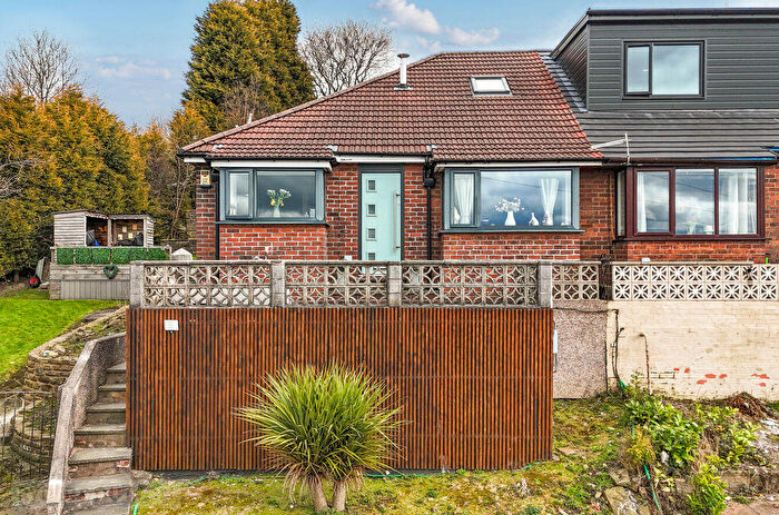 4 Bedroom Semi-Detached House For Sale In New Royd Avenue, Lees, Oldham, OL4