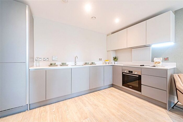 2 Bedroom Flat For Sale In Kings Road, Newbury, Berkshire, RG14