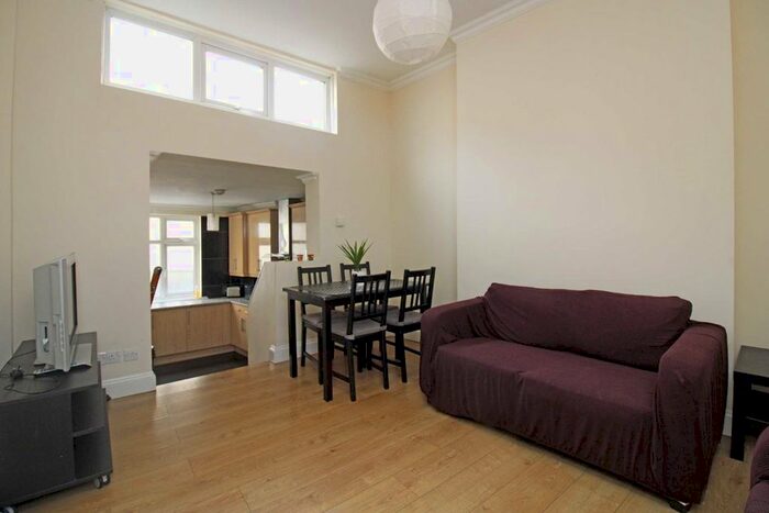 3 Bedroom Flat To Rent In High Street, London, W3