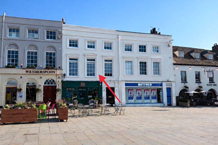 2 Bedroom Apartment For Sale In Market Place Warwick, CV34