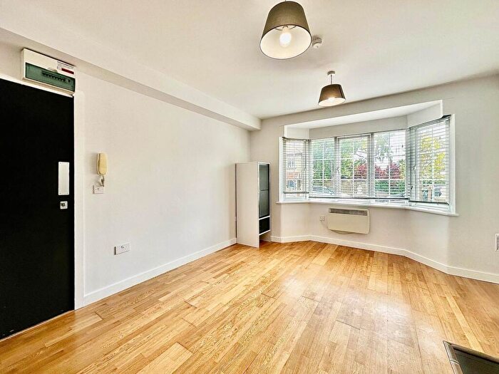 Flat To Rent In Oakleigh Crescent, Whetstone, London, N20
