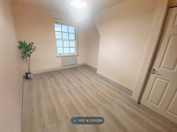 3 Bedroom Flat To Rent In Peckham, London, SE15