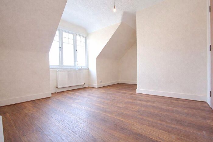 Flat To Rent In Myddleton Road, Bounds Green / Wood Green, N22