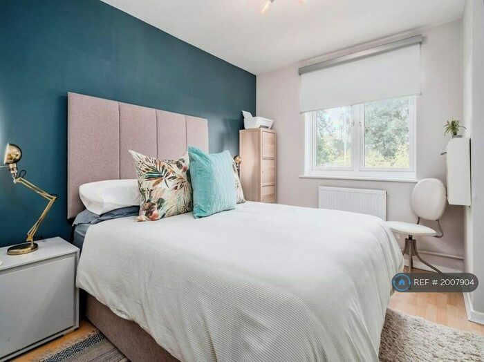 1 Bedroom Flat To Rent In Windsor Court, St. Albans, AL1