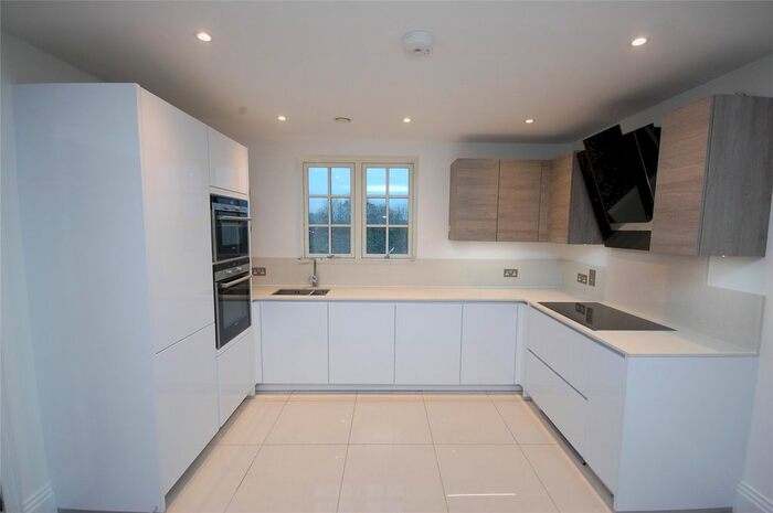 2 Bedroom Flat To Rent In Ashridge Close, Finchley, N3