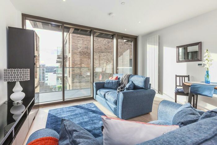 2 Bedroom Apartment To Rent In Commodore House, E16