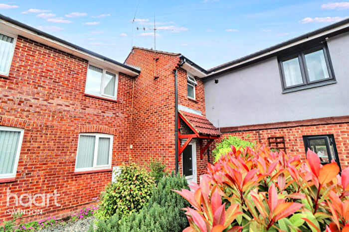 4 Bedroom Terraced House To Rent In Bradenham Road, Swindon, SN5