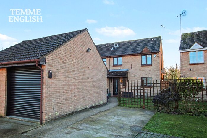 3 Bedroom Semi-Detached House For Sale In Brackley Crescent, Basildon, SS13