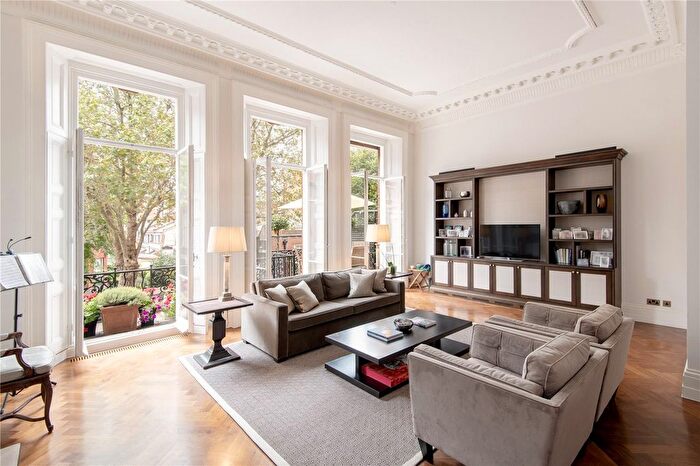3 Bedroom Flat To Rent In Cadogan Square, Knightsbridge, SW1X
