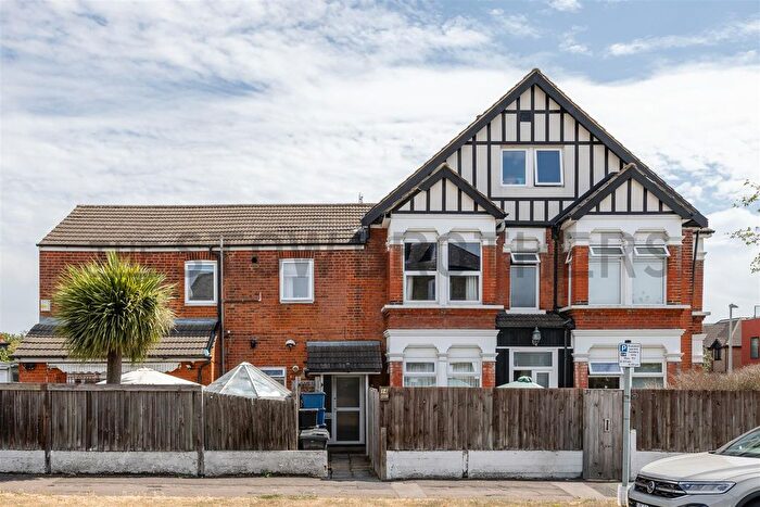 2 Bedroom Flat To Rent In Grove Crescent, South Woodford, E18