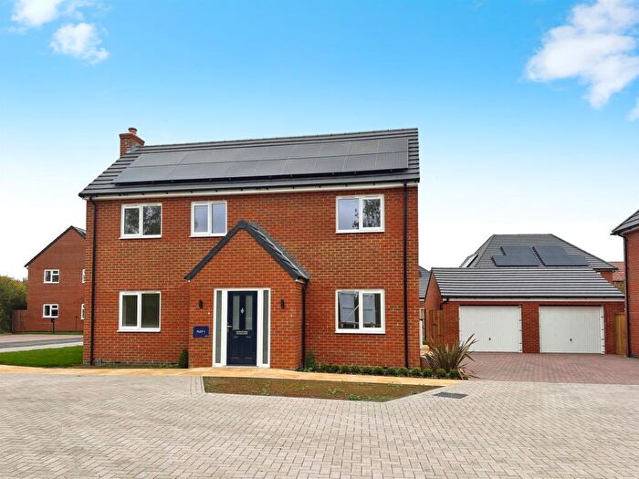 4 Bedroom Detached House For Sale In Brick Kiln Road, Raunds, Wellingborough, NN9