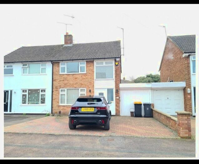 3 Bedroom Semi-Detached House To Rent In Walgrave Road, Dunstable, LU5