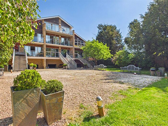 1 Bedroom Apartment To Rent In Hampton Court Road, East Molesey, KT8