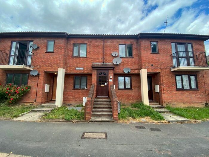 1 Bedroom Flat To Rent In Baron Court, Oak Road, Romford, RM3