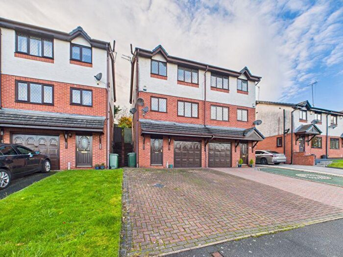 3 Bedroom Semi Detached House For Sale In Boarshaw Clough Way, Middleton, Manchester, M24