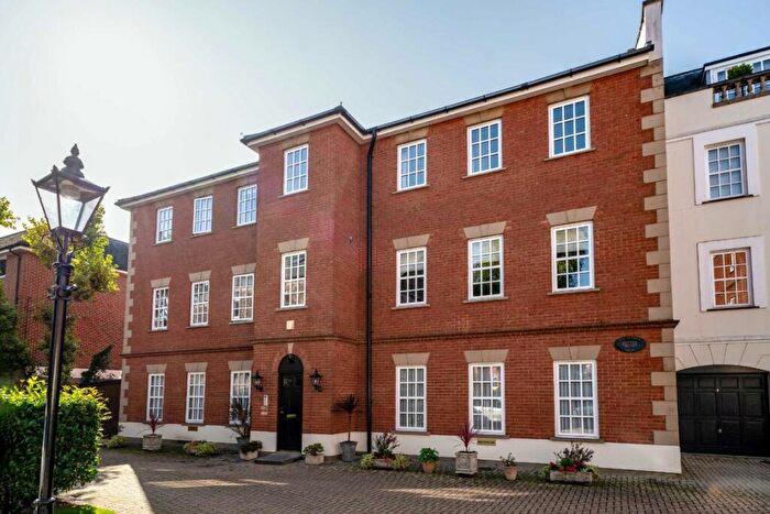 2 Bedroom Flat To Rent In Queens Reach, East Molesey, KT8