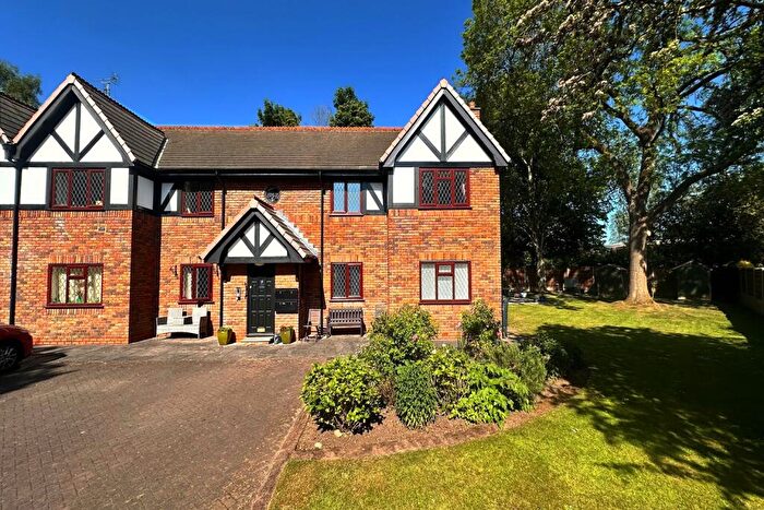 2 Bedroom Apartment For Sale In Park View Court, Park Avenue, Poynton, SK12