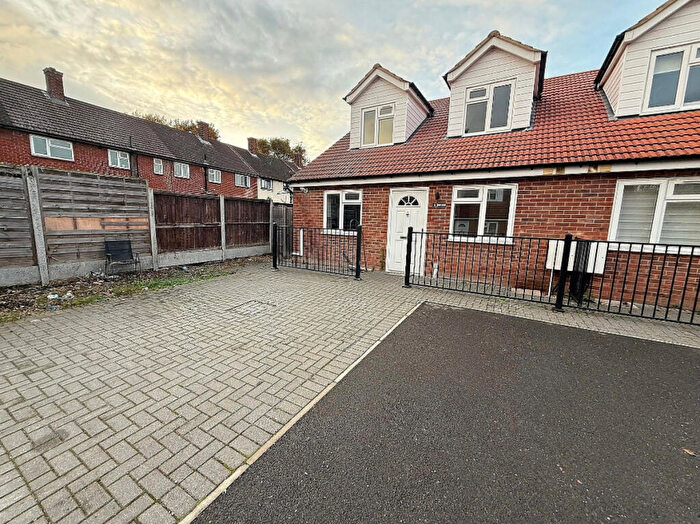 4 Bedroom Semi-Detached House To Rent In Sidhu Mews, Romford, RM3