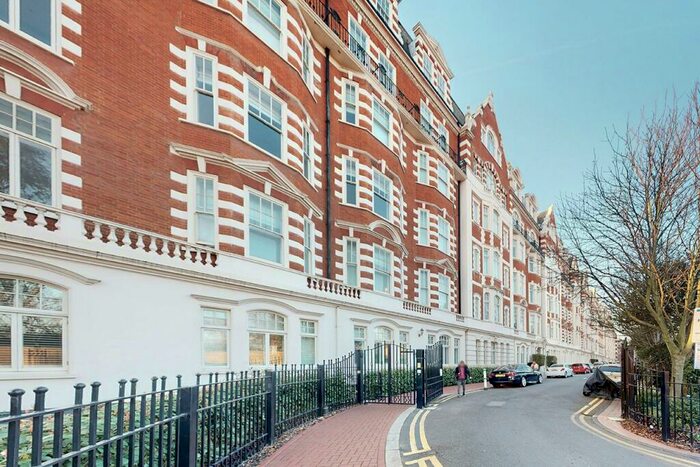 2 Bedroom Apartment To Rent In North Gate, Prince Albert Road, St John's Wood, London, NW8