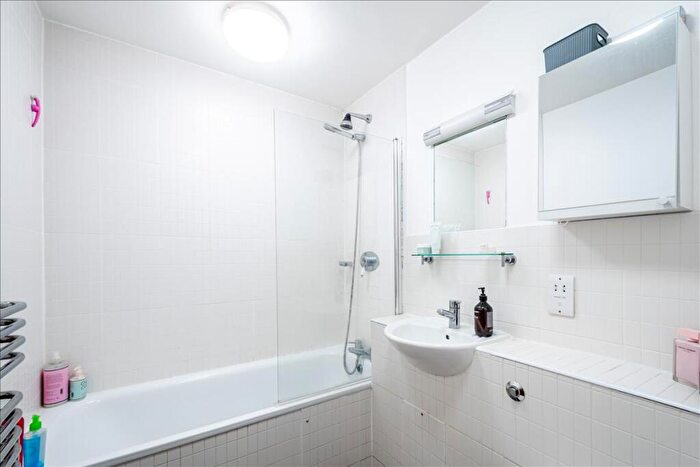 1 Bedroom Apartment For Sale In Mount Pleasant Crescent, Crouch Hill, N4