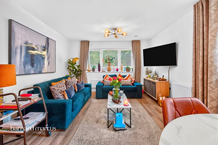 2 Bedroom Flat For Sale In Montagu Crescent, Redhill, RH1