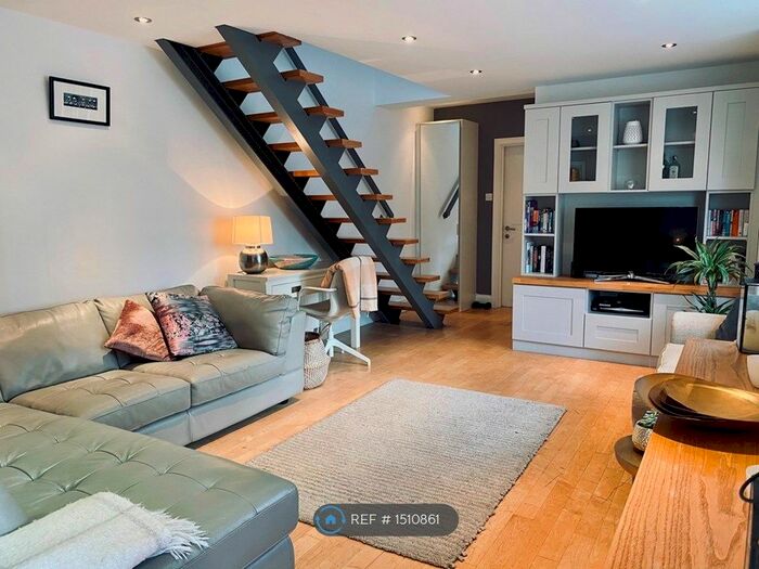 2 Bedroom Detached House To Rent In Nottingham Road, London, SW17