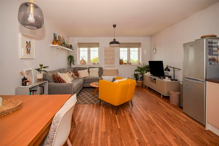 2 Bedroom Flat To Rent In Schoolgate Drive, Morden, SM4