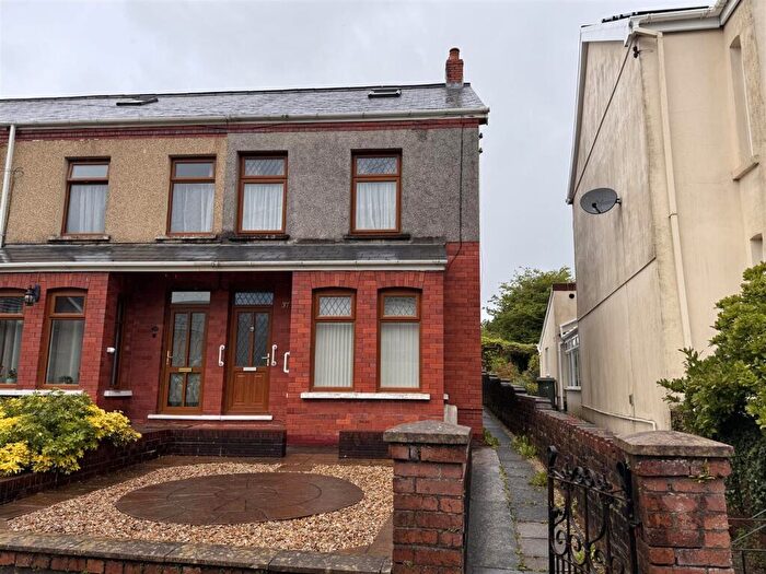 3 Bedroom Semi-Detached House For Sale In Maesquarre Road, Ammanford, SA18
