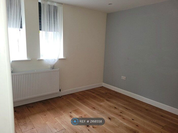 1 Bedroom Flat To Rent In Lannas Lane, Esher, KT10