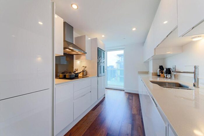 Apartment To Rent In Duckman Tower, Lincoln Plaza, Canary Wharf, E14