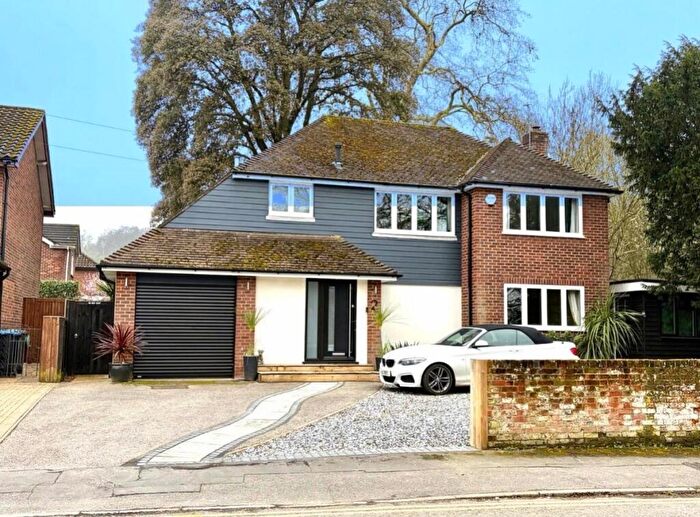 4 Bedroom Detached House For Sale In Little Green Lane, Chertsey, Surrey, KT16