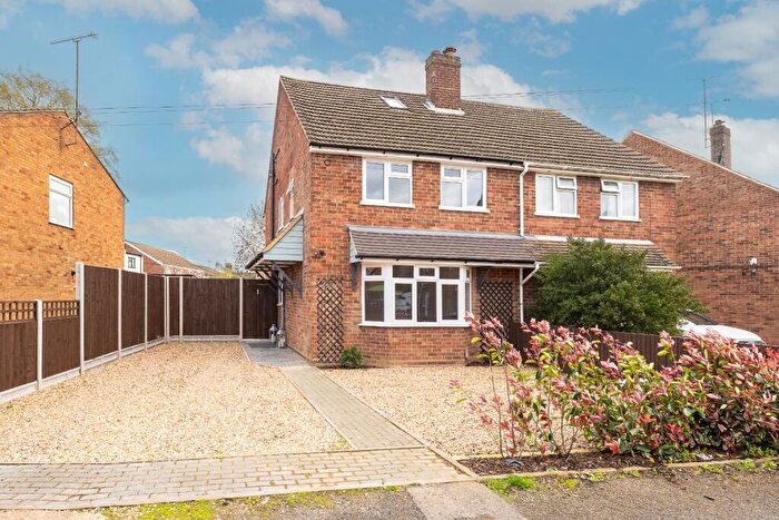 4 Bedroom Semi Detached House For Sale In Brooklands Close, Luton, Bedfordshire, LU4