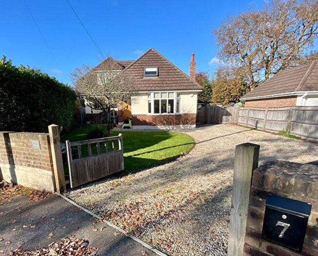 3 Bedroom Chalet For Sale In Old Barn Close, Christchurch, BH23