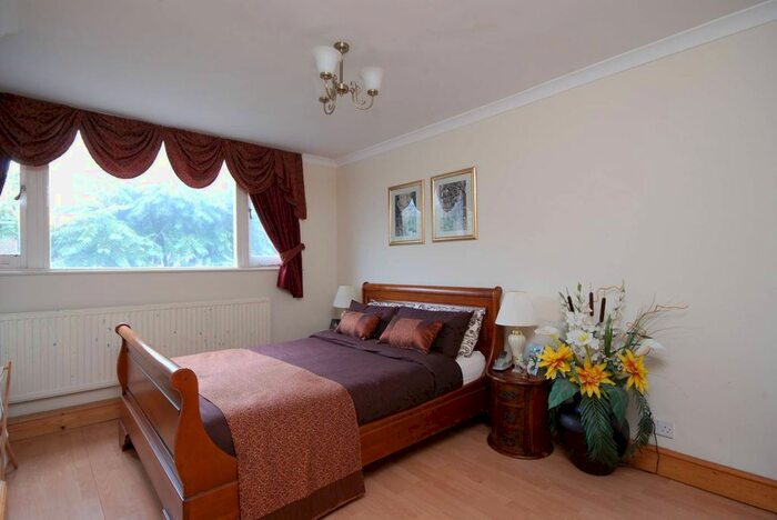 2 Bedroom Flat To Rent In Tregunter Road, Chelsea, London, SW10