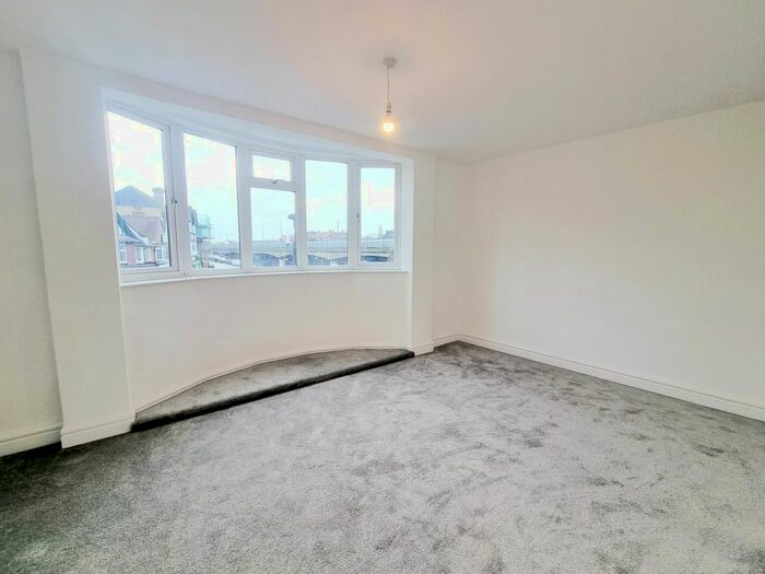 1 Bedroom Flat To Rent In The Broadway, Mill Hill, NW7
