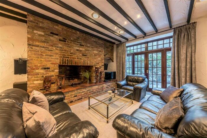 3 Bedroom Flat To Rent In Queen's Gate Gardens, London, SW7