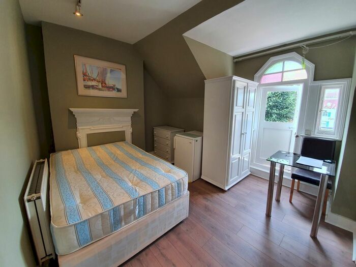 Studio To Rent In Chiswick High Road, London, W4