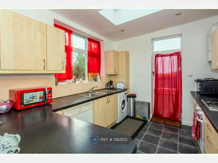 3 Bedroom Bungalow To Rent In Montpelier Road, Purley, CR8