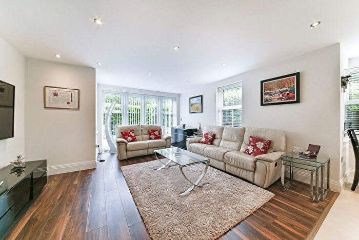 2 Bedroom Flat To Rent In Common Road, Stanmore, HA7