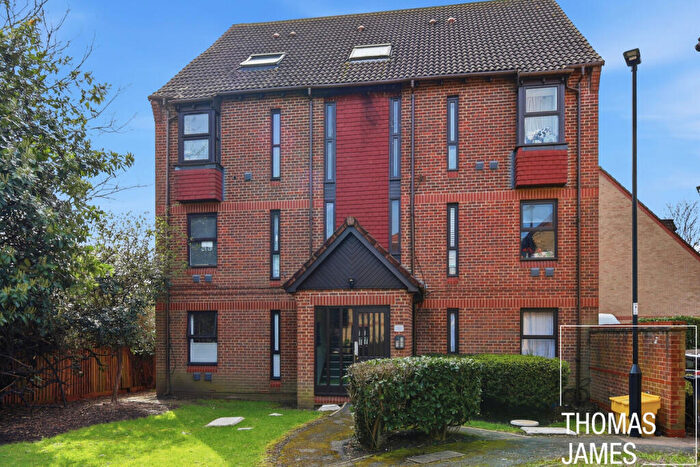 1 Bedroom Flat For Sale In Pilgrims Close, London, N13