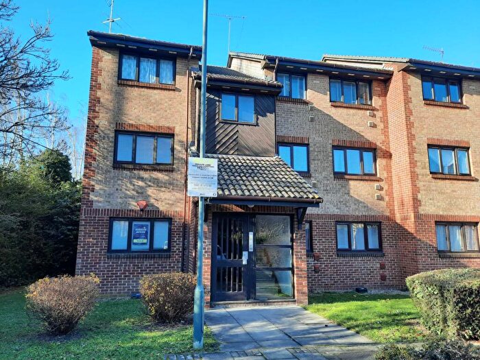 2 Bedroom Flat To Rent In Cricketers Close, Erith, DA8
