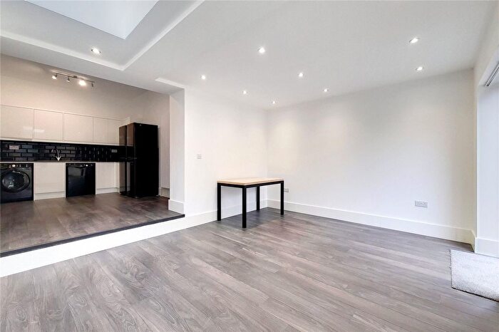 4 Bedroom Flat To Rent In Gordon Road, Grove Park, W4